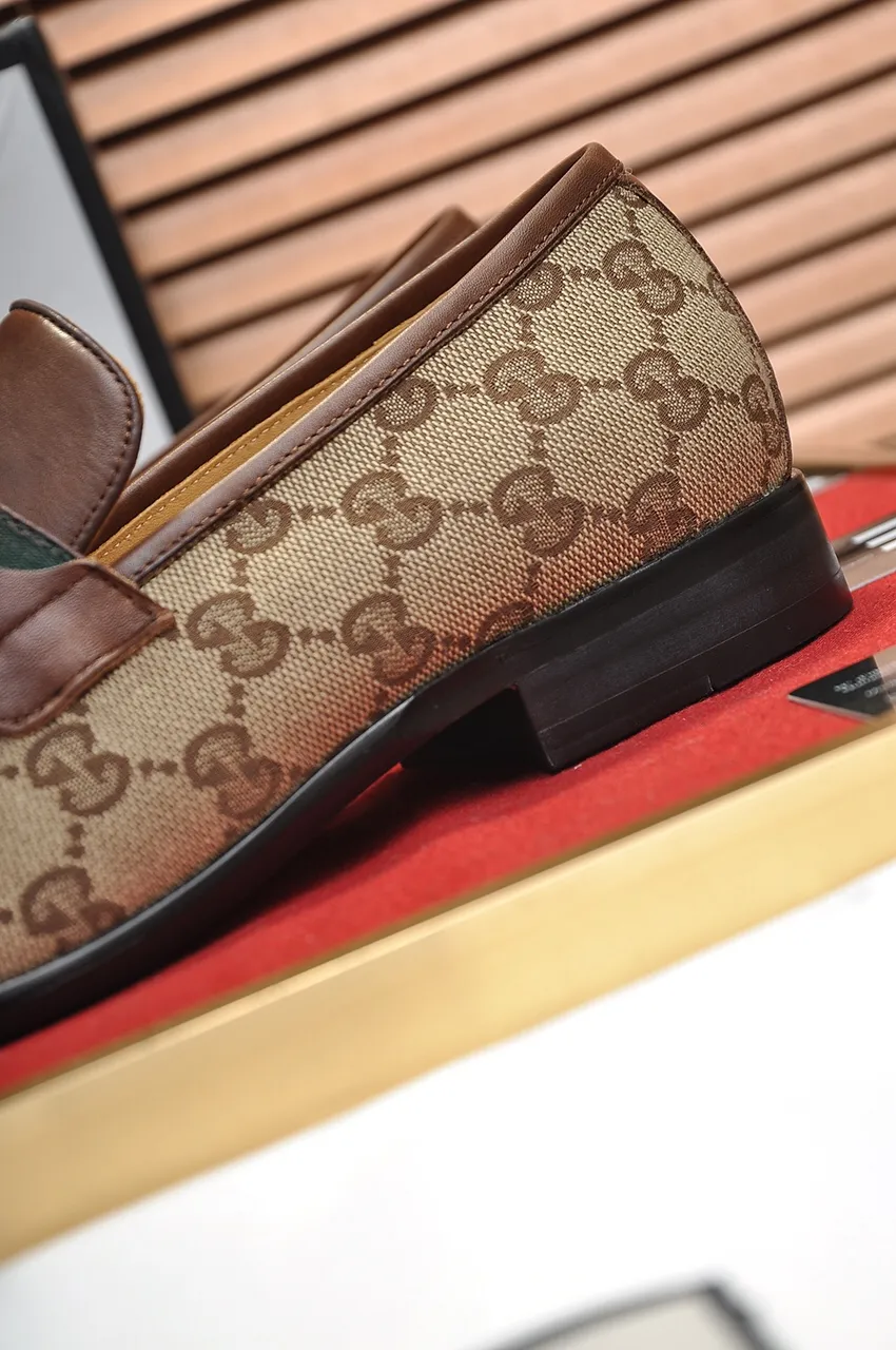 Men's shoes💰500💶Italy's top luxury men's shoe giant (GUCCI) (Gucci) (full cowhide lining) new arrival🍃Original European style🔰 Pleasant to the eye😍In order to make the shoes more durable and non-deformable🌀The production continues to follow traditional methods but there is still no lack of innovation💪Choose original sheepskin for the leather♻️ Smooth and natural And extra bright ⭐Made of imported cowhide, the first choice of rich people 38-45 (45 customized)